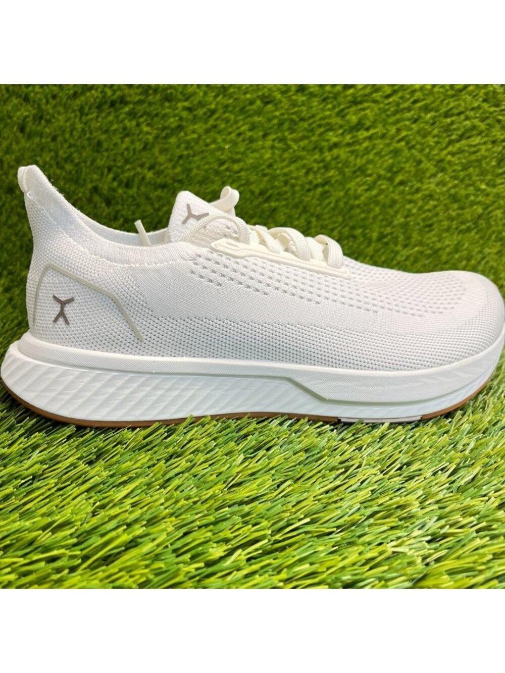 Flux Adapt Runner White Gum Womens Size 8 Running Workout Walking Knit Shoes